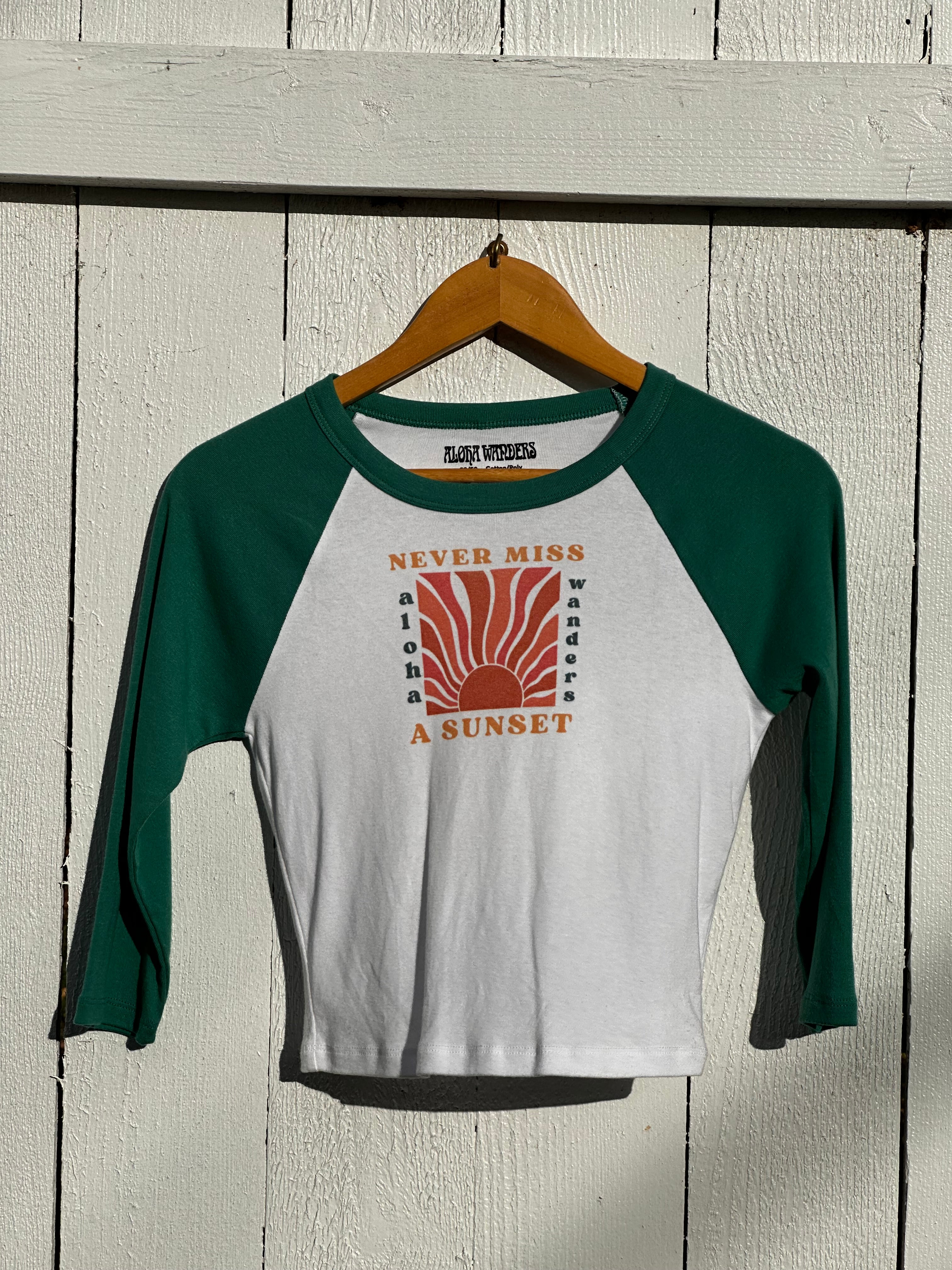 NEVER MISS A SUNSET GREEN CROPPED 3/4 RAGLAN TEE