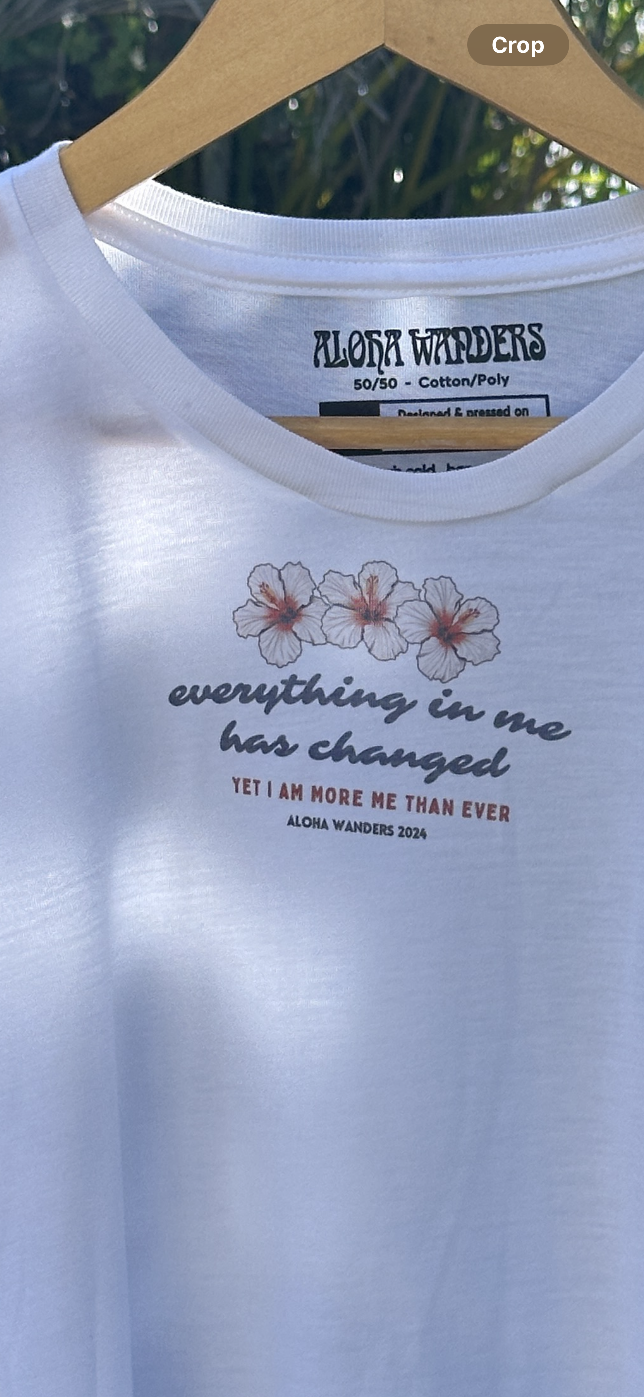 KOKI’O KEA (WHITE NATIVE HIBISCUS) EVERYTHING IN ME WHITE CROPPED FLOWY TEE