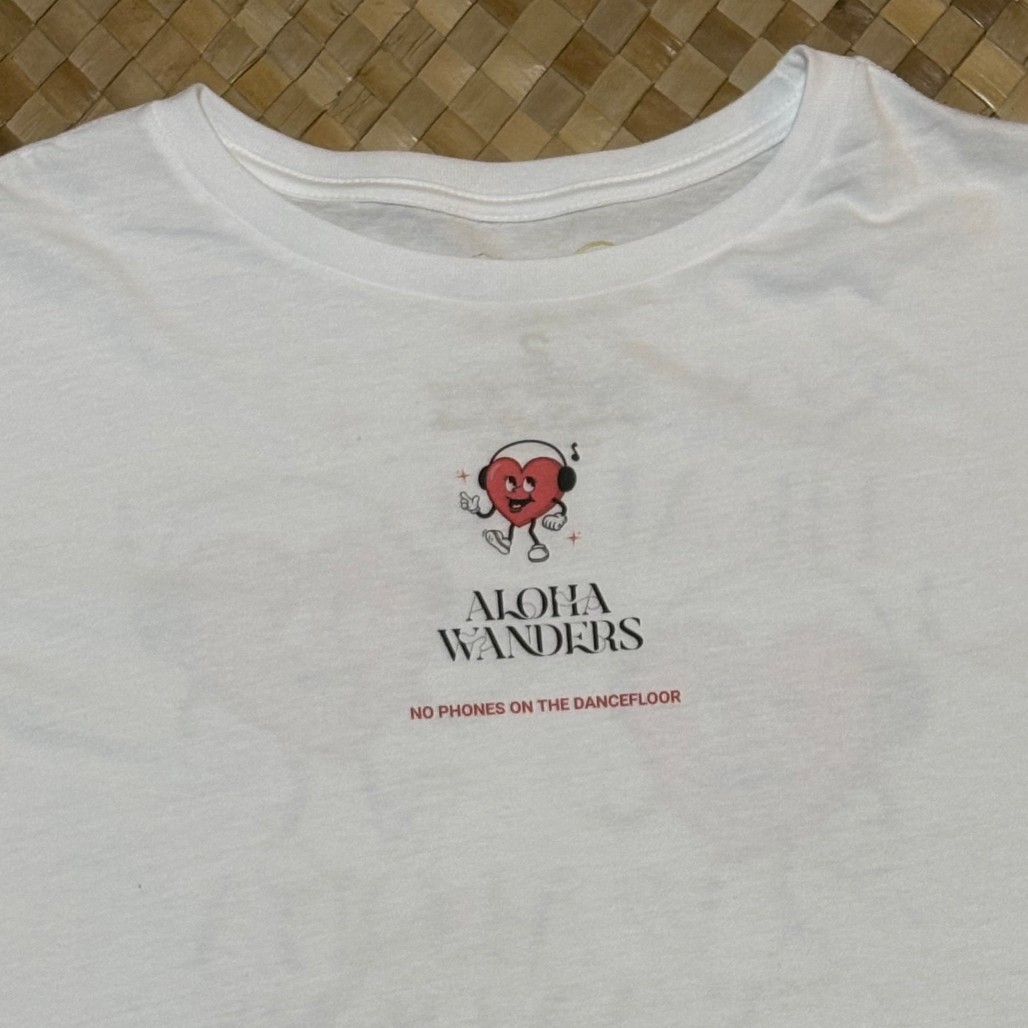 NO PHONES ON THE DANCEFLOOR