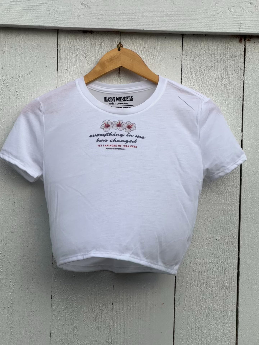 KOKI’O KEA (WHITE NATIVE HIBISCUS) EVERYTHING IN ME WHITE CROPPED FLOWY TEE