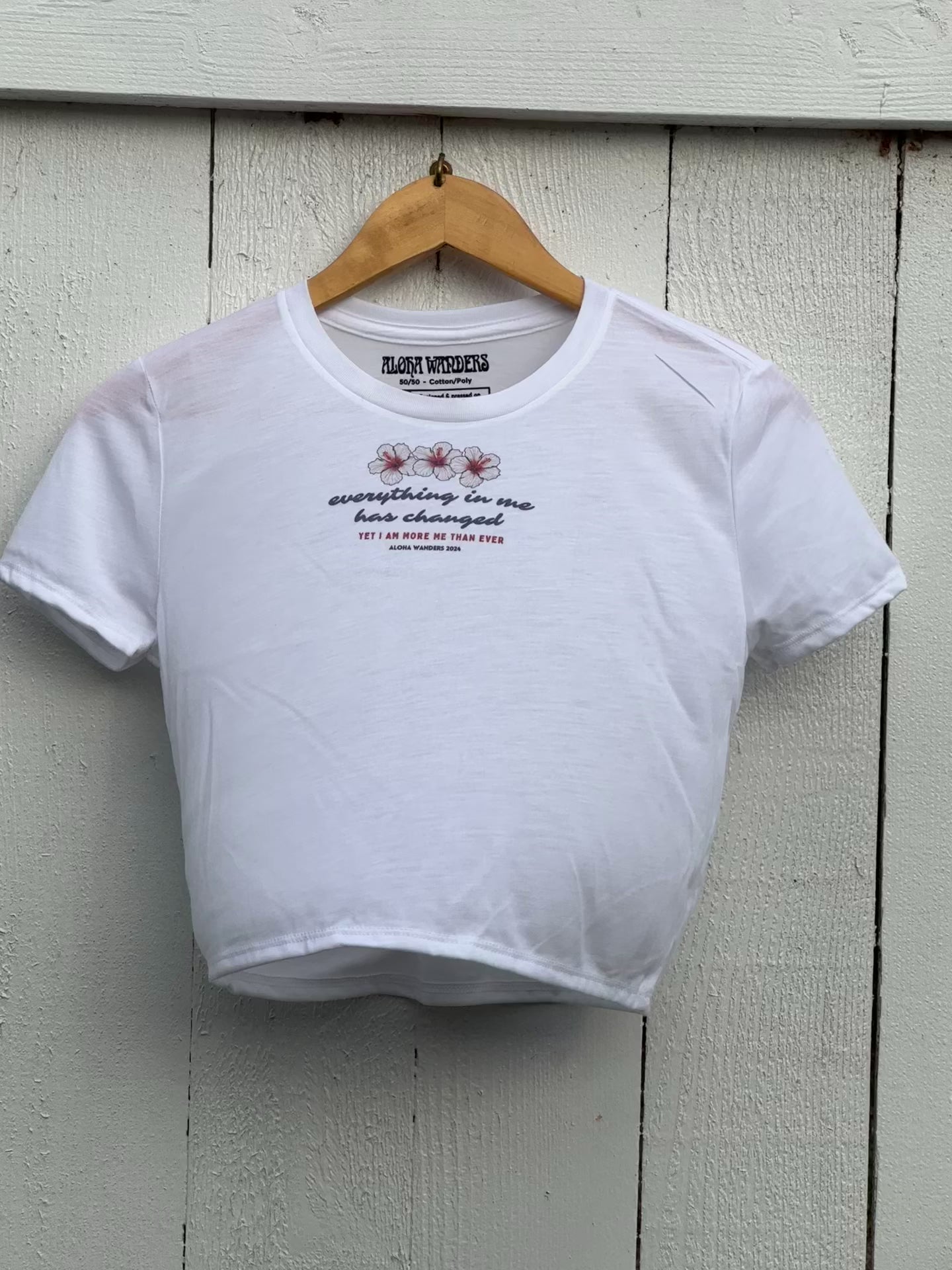 KOKI’O KEA (WHITE NATIVE HIBISCUS) EVERYTHING IN ME WHITE CROPPED FLOWY TEE